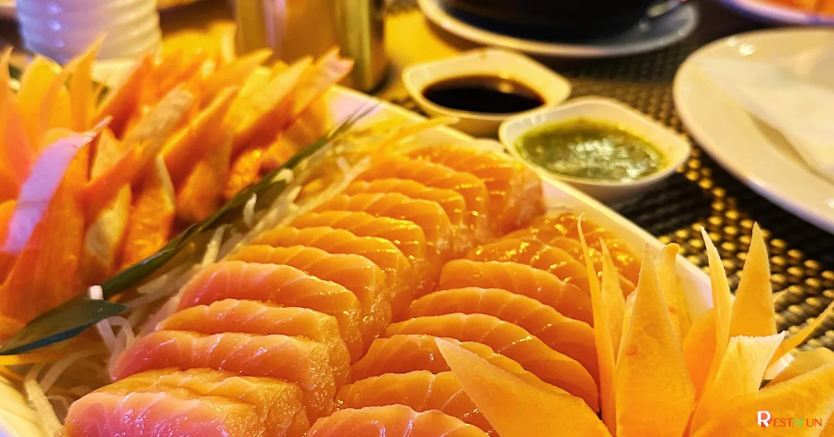 แซลมอนซาซิมิอร่อยมากบนเรือเจ้าพระยาเมอริเดียน ครูซ 2